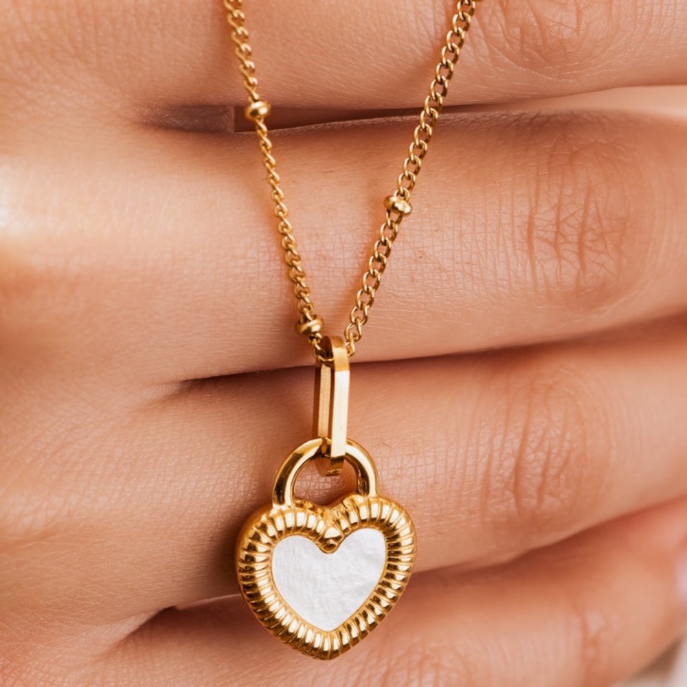 Elegant Black & White Mother-Of-Pearl Double-Sided Heart Pendant Necklace - Picture 6 of 7